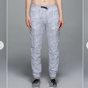 Lululemon Lined Trainer Track Pants Joggers Size 10 Black And White